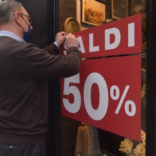 Al via i saldi: in Piemonte spesa media di 140/160 euro, in calo rispetto all'anno scorso. In diminuzione anche coloro che pensano di fare acquisti