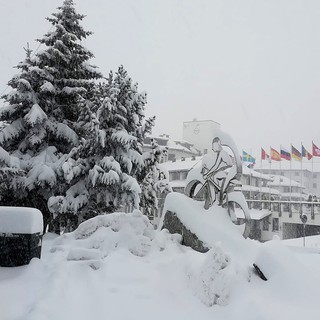 Sestriere si sveglia sotto una fitta nevicata