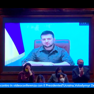 Il presidente ucraino Zelensky in videoconferenza al Parlamento italiano “emozionale”: bambini, famiglia, pace. Draghi: siamo pronti a fare di più