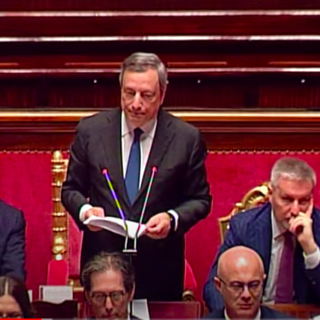 Draghi in Senato: “Serve un nuovo patto di fiducia, sincero e concreto, come quello che ci ha permesso finora di cambiare in meglio il Paese”