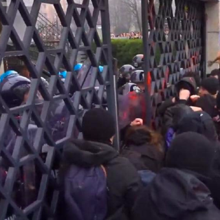 Manifestazione scuola,  Siulp: “C'è chi vede solo i manganelli che si alzano e non le mazzate inferte alle forze dell'ordine