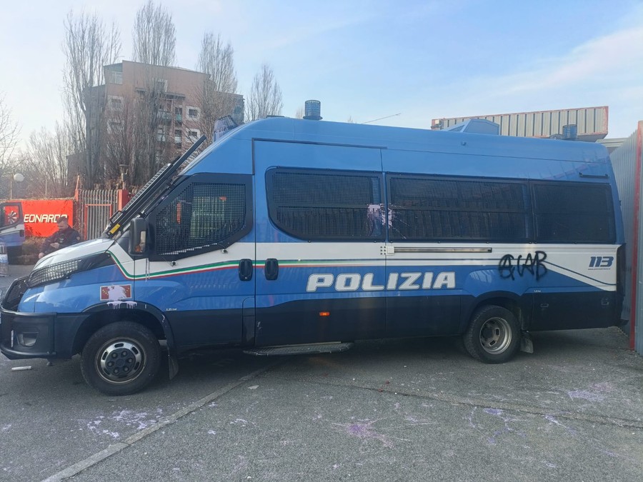 Cortei e proteste per l'8 Marzo, vernice contro i poliziotti a presidio della Leonardo