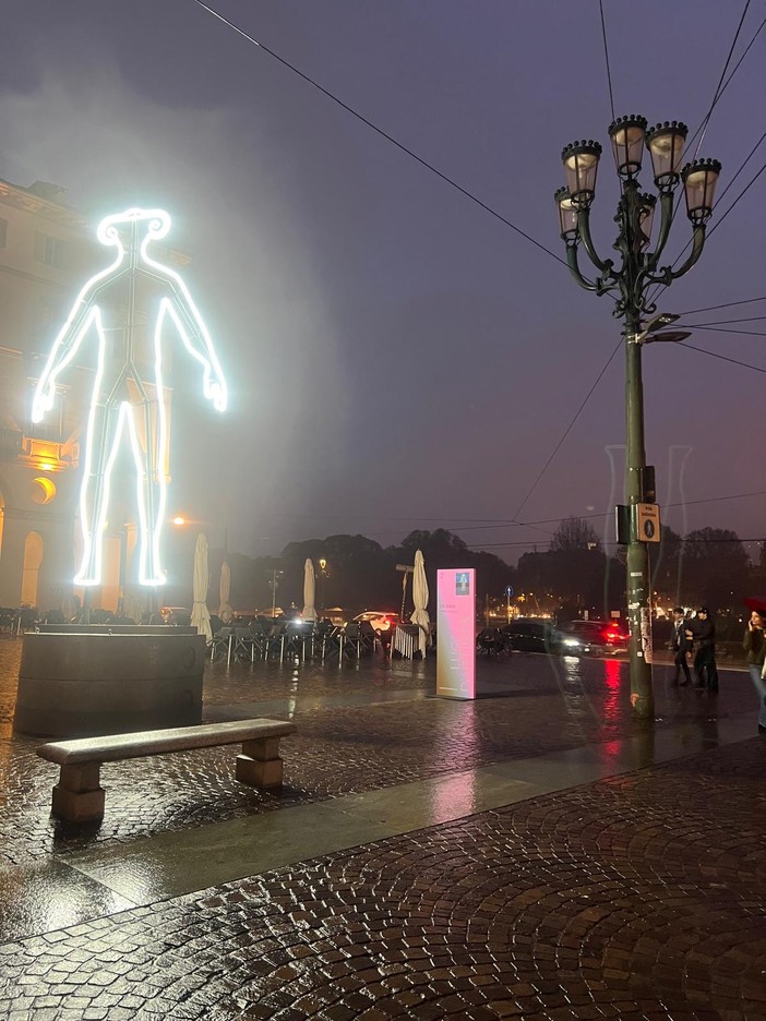 Luci d'Artista, in piazza Vittorio si inaugura VR MAN di Andreas Angelidakis [video]