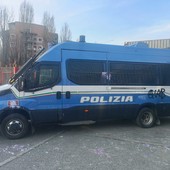 Cortei e proteste per l'8 Marzo, vernice contro i poliziotti a presidio della Leonardo