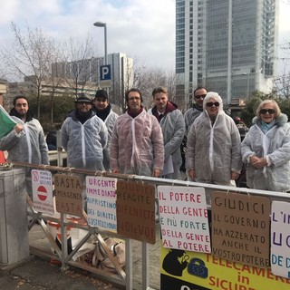 Presidio davanti al tribunale di Torino: “No all'archiviazione delle denunce contro il governo”