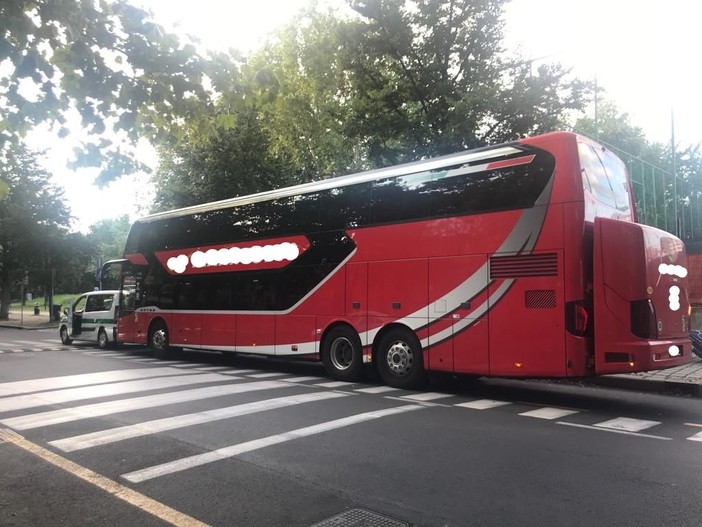 Patenti scadute, riposi insufficienti, sistematico superamento dei limiti di velocità: a Torino lo scandalo dei bus a lunga percorrenza