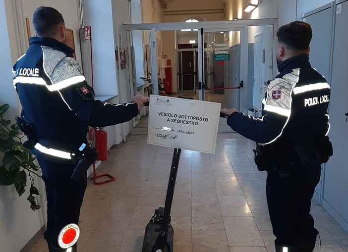 Fermato e sequestrato a Collegno un monopattino più veloce di un motorino