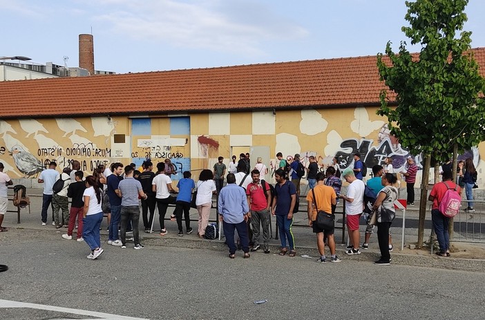 Immigrazione, l'ufficio di corso Verona non è più adatto: incuria e abbandono pregiudicano la sicurezza di lavoratori e utenti