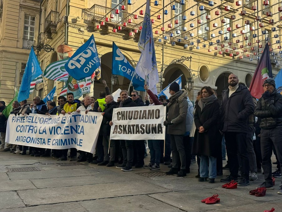 «Basta violenze contro di noi», in centro a Torino sfilano le Forze dell'Ordine