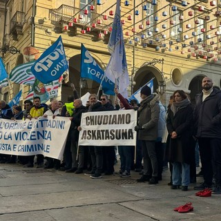 «Basta violenze contro di noi», in centro a Torino sfilano le Forze dell'Ordine